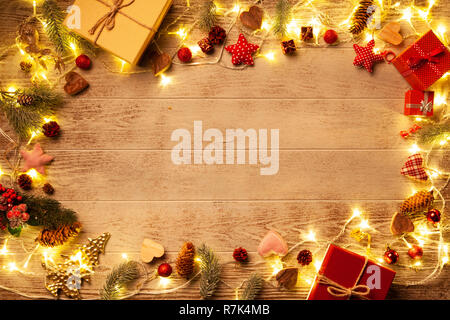 Weihnachtsbeleuchtung leuchtende auf bewaldeten Hintergrund Stockfoto