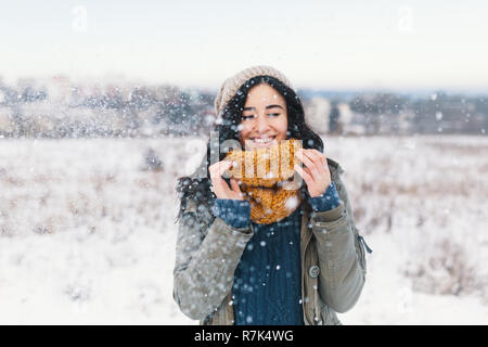 Herz schmelzen winter Porträt der hübsche junge Frau genießen, Schnee, Winter, Ferien, Urlaub und ihr bequem, schöne Kleidung und eine warme Wollmütze s Stockfoto