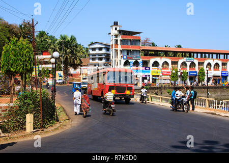 Maharashtra, Indien - 13. Februar 2016: Sawantwadi Stadt mit grossen Verkehr Stockfoto