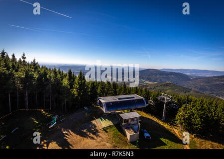 Sommer Blick auf die Oberseite von Kouty nad Desnou Hang mit grünen Nadelbäumen und Dunkelblauen Himmel Stockfoto