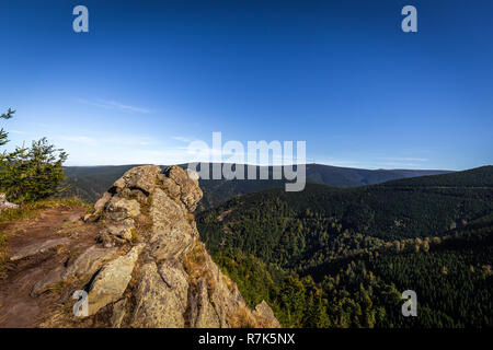 Suche Rysi skaly mit Praded im Hintergrund, Felsen im Vordergrund und grüne Tal voller Nadelbäume unter. Jeseniky Tschechische Republik Stockfoto