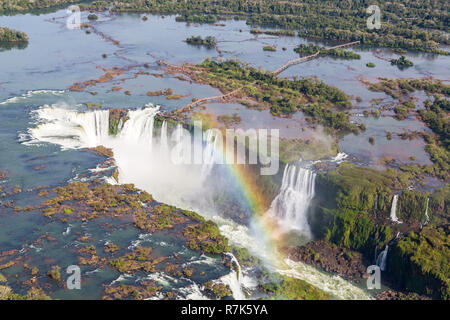 Luftbild des schönen Regenbogen über die Iguazu Wasserfälle Teufelsschlund Abgrund aus einem Helikopterflug. Brasilien und Argentinien. Südamerika. Stockfoto