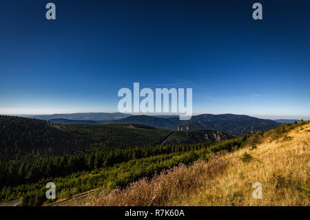 Blick von Dlouhe strane top Behälter zu Tal mit Wind Turbine und grünen Wald, Dunkelblauen Himmel Stockfoto