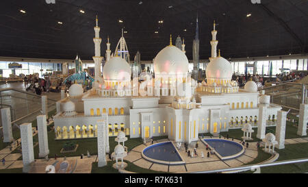 Ausstellung von Mock-ups der Sheikh Zayed Grand Moschee von LEGO-Steine im Miniland LEGOLAND Parks und Resorts in Dubai gemacht Stockfoto