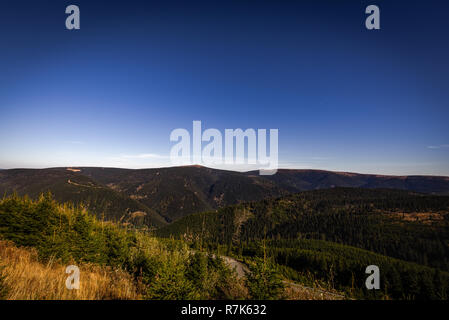 Blick von Dlouhe strane top Behälter zum grünen Tal und im Hintergrund Praded mit Dunkelblauen Himmel Stockfoto