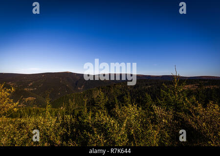 Malerische Aussicht mit grünem Wald und dunkelblauen Himmel von oben Dlouhe strane Reservoir Berg Praded, Gesenke, Tschechische Republik Stockfoto