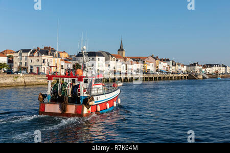 Fischtrawler Rückkehr in den Hafen mit dem Dock von La Chaume im Hintergrund (Les Sables d'Olonne, Frankreich) Stockfoto