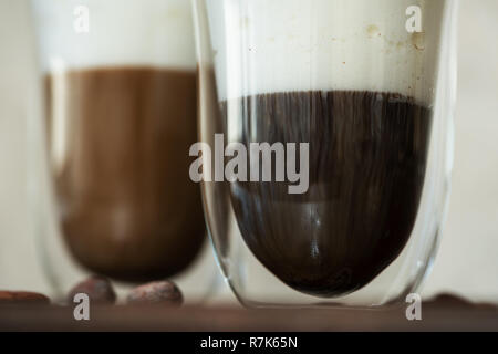 Kaffee mit Milchschaum in ein Glas mit doppelten Wänden. Stockfoto