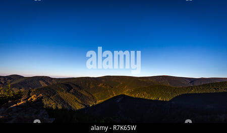 Schönen Abend malerische Aussicht auf Berg Praded von Rysi skaly, Gesenke, Tschechische Republik Stockfoto