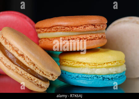 Macarons auf schwarzem Hintergrund isoliert. Süß und bunt Dessert. Makro. Stockfoto