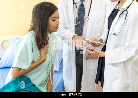 Arzt erklären Behandlung Methode in der Schönheitsklinik mit Tablet stationäre Stockfoto