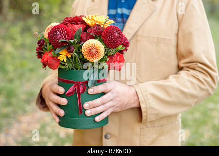Close-up Blume-Box im Menschen Hände als Geschenk für Hochzeit, Geburtstag, Event, Events, Veranstaltung, Feier, Blumen Lieferung, lassen Sie sich überraschen. Stockfoto