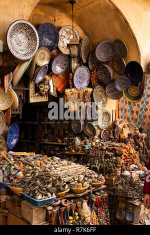 Marokko, Fes, Fes el Bali, Medina, talaa Seghira, touristische Antiquitäten stall verkaufen alte Keramik und Schmuck Stockfoto