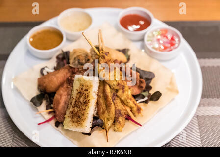 Hähnchen Sate-Spieße, Thai Groumet Küche Stockfoto