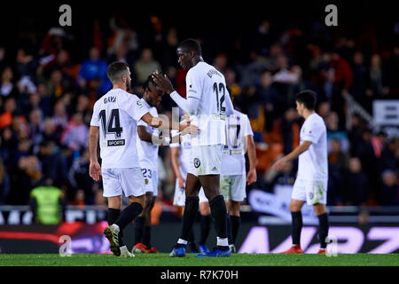 VALENCIA, Spanien - 09 Dezember: mouctar Diakhaby (C) von Valencia CF-Gespräche mit seinen Mannschaftskameraden Jose Gaya am Ende des Spiels während des La Liga Match zwischen Valencia CF und FC Sevilla im Estadio Mestalla am 9. Dezember 2018 in Valencia, Spanien. (Foto von David Aliaga/MB Medien) Stockfoto