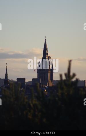 Aberdeen Sheriff Court und Tolbooth Museum. Imposantes viktorianisches Gebäude aus Granit gegen ein Abendhimmel. Aberdeen, Schottland, Großbritannien. Stockfoto