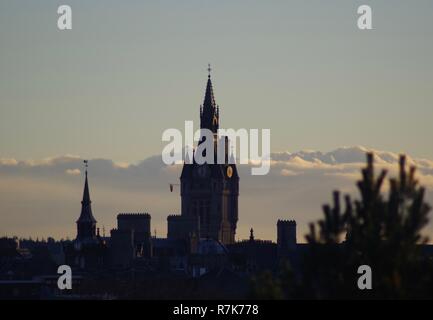 Aberdeen Sheriff Court und Tolbooth Museum. Imposantes viktorianisches Gebäude aus Granit gegen ein Abendhimmel. Aberdeen, Schottland, Großbritannien. Stockfoto