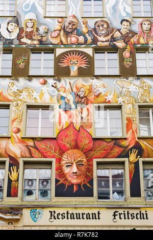 Bunte Fassade des Restaurants Fritschi in der Altstadt am Sternenplatz in Luzern/Schweiz Stockfoto