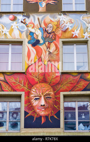 Bunte Fassade des Restaurants Fritschi in der Altstadt am Sternenplatz in Luzern/Schweiz Stockfoto