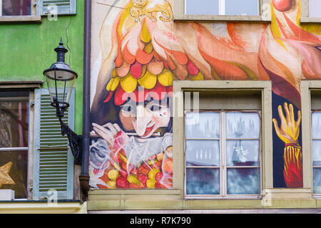 Bunte Fassade des Restaurants Fritschi in der Altstadt am Sternenplatz in Luzern/Schweiz Stockfoto