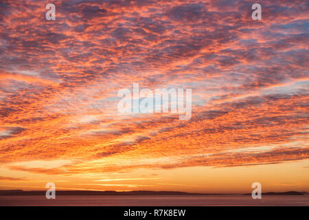 Dramatischer sonnenaufgang Makrele Himmel mit Wolken - in Gelb, Orange und magenta Farben. Stockfoto