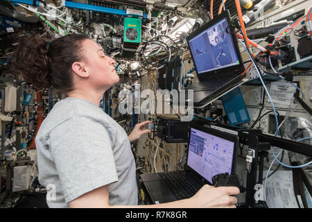 Amerikanische astronaut Serena Aunon-Chancellor Praktiken auf einem Computer, auf dem die Manöver mit Roboterarm Canadarm2 verwenden werden, um die Northrop Grumman Cygnus kommerzielle Frachtschiff fest, wenn Sie an der Internationalen Raumstation 9. November ankommt, 2018 in der Erdumlaufbahn. Stockfoto