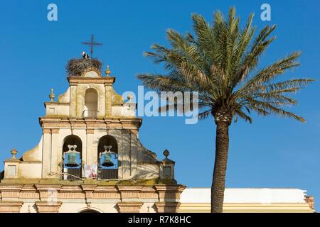 Spanien, Andalusien, Provinz Cadiz, Arcos de la Frontera, weiße Dörfer Route (Ruta de Los Pueblos Blancos), Glockenturm von Maria Auxiliadora Kirche und Storchennest Stockfoto