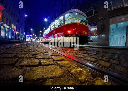 Prag, tschechische Republik - 17. FEBRUAR 2013: Durchfahrt von der Straßenbahn bei Nacht Stockfoto