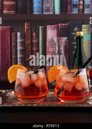 Zwei Gläser Aperol Spritz, einen Aperitif Cocktail, bestehend aus Prosecco, Aperol und Sodawasser, mit Eiswürfel und Orangenscheiben. Stockfoto