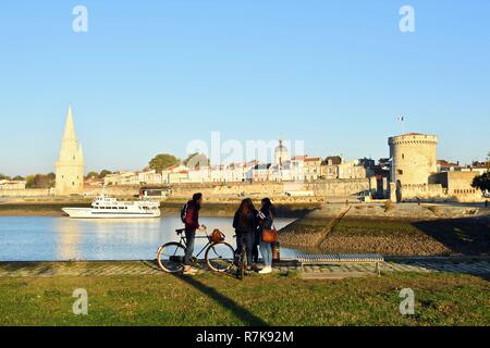 Frankreich, Poitou-Charentes, La Rochelle, Tour de la Lanterne (Laterne Turm) und die Kette Tower (Tour de la Chaine) der Eingang zum alten Hafen schützen Stockfoto