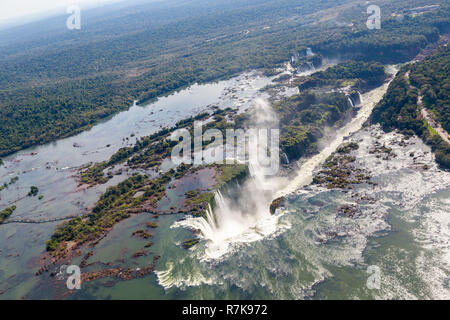 Aerial Vogelperspektive Panorama der Iguazu Wasserfälle von oben, von einem Hubschrauber. Grenze von Brasilien und Argentinien. Iguassu, Iguacu Wasserfälle. Stockfoto