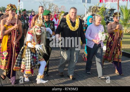 Us-Generalstabschef Gen. Mark Milley, Mitte, und seine Frau Hollyanne sind von balinesischen Künstler bei der Ankunft Gusti Ngurah Rai International Airport 13. September begrüßt, 2015 in Bali, Indonesien. Milley wurde von Präsident Donald Trump am 8. Dezember entschieden, 2018 die nächste Vorsitzende des Generalstabs zu sein. Stockfoto