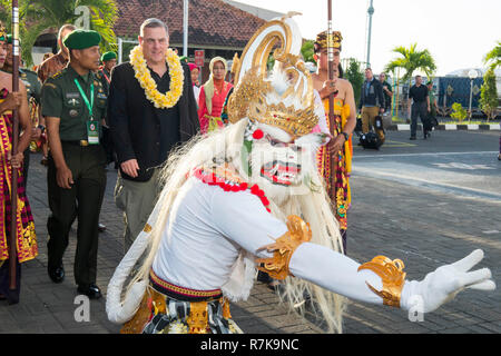 Die balinesen Affengott Hanuman escorts US-Generalstabschef Gen. Mark Milley, Mitte, und seine Frau Hollyanne bei der Ankunft Gusti Ngurah Rai International Airport 13. September 2015 in Bali, Indonesien. Milley wurde von Präsident Donald Trump am 8. Dezember entschieden, 2018 die nächste Vorsitzende des Generalstabs zu sein. Stockfoto