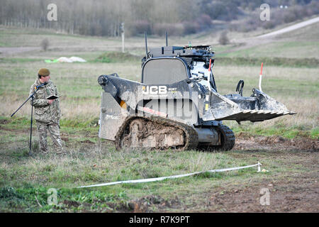 Eigenständige Foto einer unbemannten robotischen autonomen JCB Bagger, für Hosen und Räumung von Hindernissen verwendet, ist auf Salisbury Plain während der Übung autonomen Krieger 18, wo Militär, Behörden und Partnern aus der Industrie nehmen teil, die in der Übung autonomen Krieger, Arbeiten mit NATO-Verbündeten in einem bahnbrechenden Übung zu verstehen, wie die militärische Technologie in Roboter und autonome Situationen nutzen können, angezeigt. Stockfoto