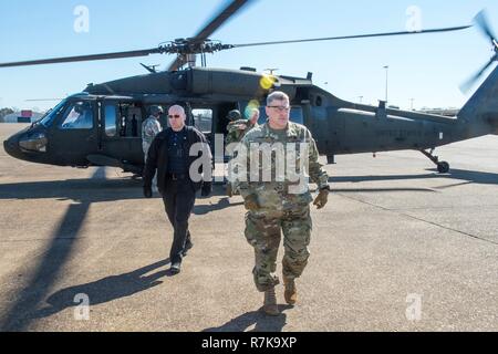 Us-Generalstabschef Gen. Mark Milley, Mitte, kommt mit dem Hubschrauber Joint Readiness Training Center Februar 26, 2016 in Leesville, Louisiana zu besuchen. Milley wurde von Präsident Donald Trump am 8. Dezember entschieden, 2018 die nächste Vorsitzende des Generalstabs zu sein. Stockfoto