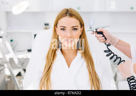 Blonde Frau durchläuft ein Verfahren der Gesichtsbehandlung Gas-liquid oxygen Peeling Stockfoto