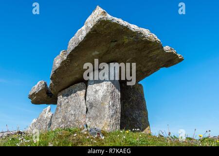 Republik von Irland, County Clare, Burren, Poulnabrone Dolmen Stockfoto