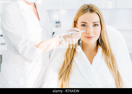 Blonde Frau durchläuft ein Verfahren der Gesichtsbehandlung Gas-liquid oxygen Peeling Stockfoto