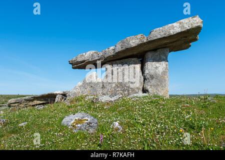 Republik von Irland, County Clare, Burren, Poulnabrone Dolmen Stockfoto