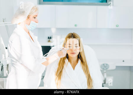 Blonde Frau durchläuft ein Verfahren der Gesichtsbehandlung Gas-liquid oxygen Peeling Stockfoto