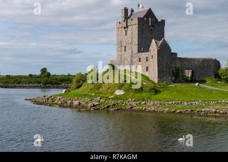In der Republik Irland, im County Galway, Galway, Dunguaire Castle Schloss aus dem 16. Jahrhundert Stockfoto