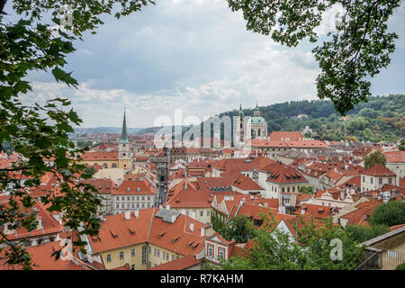 Blick von der Prager Burg über die Dächer der Stadt Stockfoto