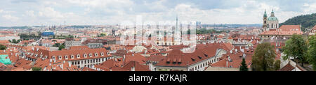 Blick von der Prager Burg über die Dächer der Stadt Stockfoto