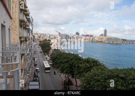St. Julian's direkt am Meer in Sliema, Malta betrachtet. Stockfoto