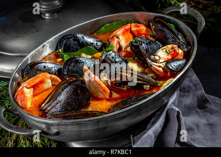 Meeresfrüchtesuppe mit Muscheln und Krabben in Metall pot Stockfoto