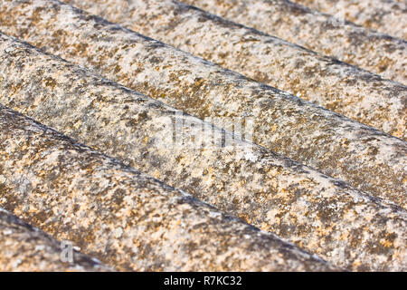 Gefährlich Asbest Dach - eine der gefährlichsten Materialien in der Bauindustrie Stockfoto