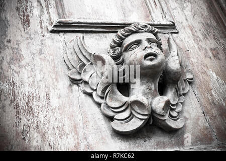 Skulptur eines Engels auf einer hölzernen Tür in Italien Stockfoto