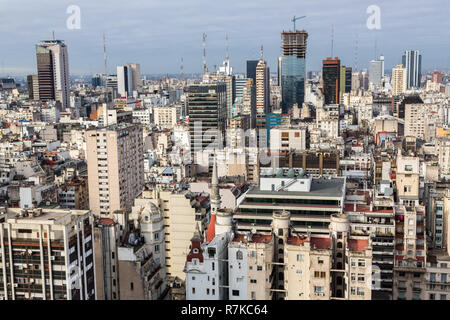 Buenos Aires Central Business District (Microcentro) Wolkenkratzer Skyline im Winter bei bewölktem Himmel führen. Argentinien, Südafrika, Lateinamerika Luftaufnahme. Stockfoto