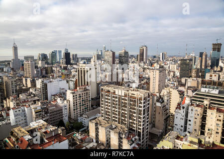 Buenos Aires Central Business District (Microcentro) Wolkenkratzer Skyline im Winter bei bewölktem Himmel führen. Argentinien, Südafrika, Lateinamerika Luftaufnahme. Stockfoto
