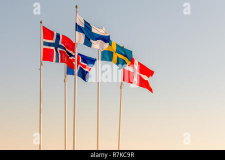 Dänisch, Schwedisch, Isländisch, Finnisch und Norwegisch skandinavischen Flaggen schwenkten auf dem Wind in Helsingborg, Schweden Stockfoto